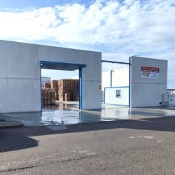 Vista de puertas exteriores de la nave de empresa